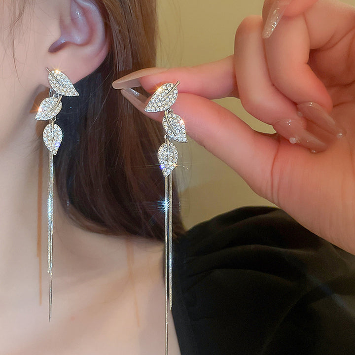 2023 New Elegant Leaf Long Tassel Earrings Fashion Versatile Light Luxury.