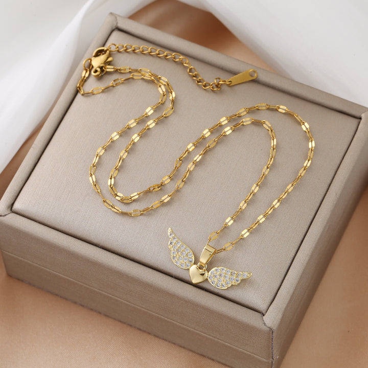 1pc Fashion Exquisite Shiny Angel Wings Heart Pendant Necklace.